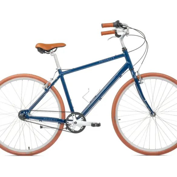 Fahrrad Priority Classic Plus in Dunkelblau mit beigem Leder-Sattel und beigen Griffen, ausgestattet mit einem Gates Carbon Drive Zahnriemen, einer internen Shimano Dreigangschaltung und braunen Felgen mit weißen Speichen.