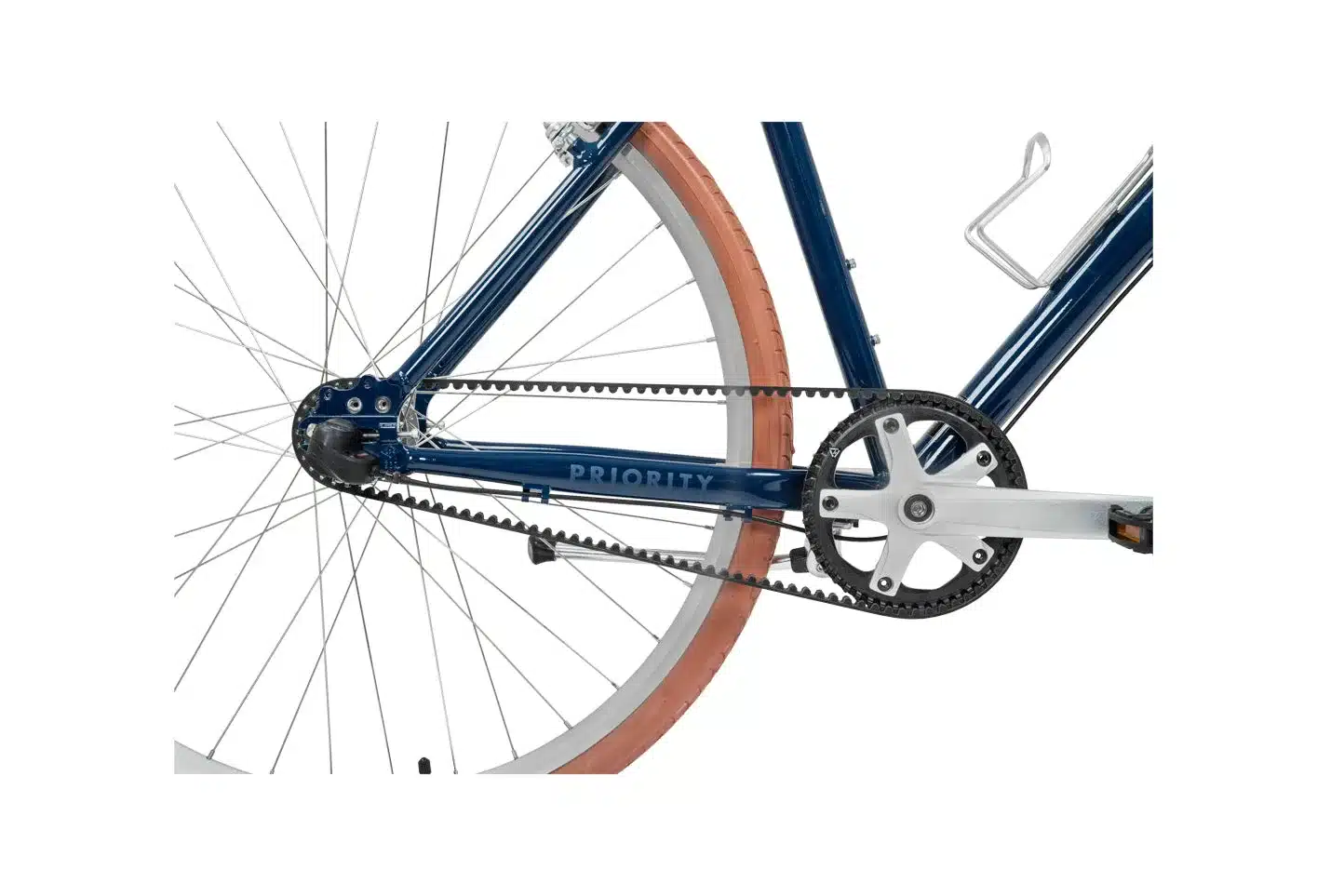 Nahaufnahme des blauen Fahrradrahmens mit dem Gates Carbon Drive Zahnriemen, der Kette, dem vorderen Zahnkranz und dem Hinterrad eines Priority Classic Plus Fahrrads.