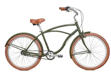 Grünes Beach Cruiser Fahrrad mit braunen Reifen, Sattel und Griffen, das für den Einsatz an der Küste konzipiert ist. Das Fahrrad hat einen Riemenantrieb anstelle einer Kette.