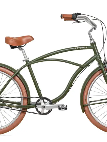 Grünes Beach Cruiser Fahrrad mit braunen Reifen, Sattel und Griffen, das für den Einsatz an der Küste konzipiert ist. Das Fahrrad hat einen Riemenantrieb anstelle einer Kette.