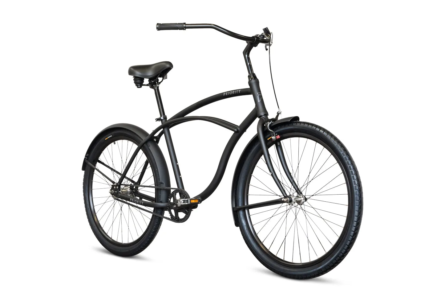 Mattschwarzes Priority COAST Fahrrad, ein Beach Cruiser mit Riemenantrieb und Schutzblechen, aus der Vorderansicht gezeigt.
