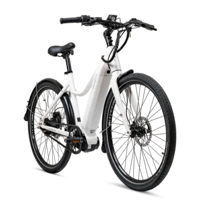 Ein weißes Current Plus E-Bike mit schwarzem Lenker, schwarzem Sattel und schwarzen Reifen, isoliert auf schwarzem Hintergrund.