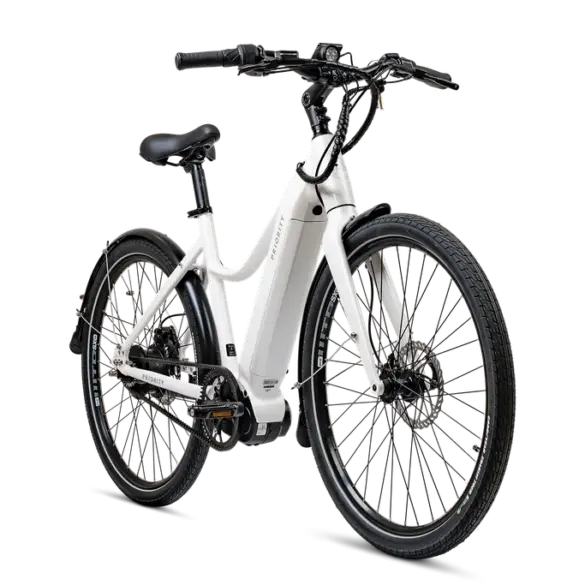 Ein weißes Current Plus E-Bike mit schwarzem Lenker, schwarzem Sattel und schwarzen Reifen, isoliert auf schwarzem Hintergrund.