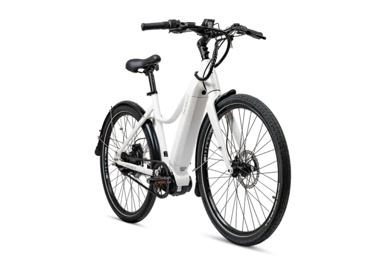Ein weißes Current Plus E-Bike mit schwarzem Lenker, schwarzem Sattel und schwarzen Reifen, isoliert auf schwarzem Hintergrund.