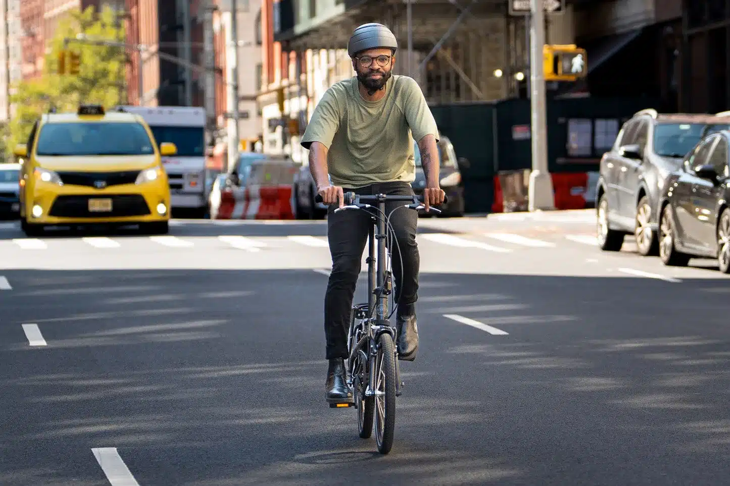 Mann auf einem Faltrad in New York City