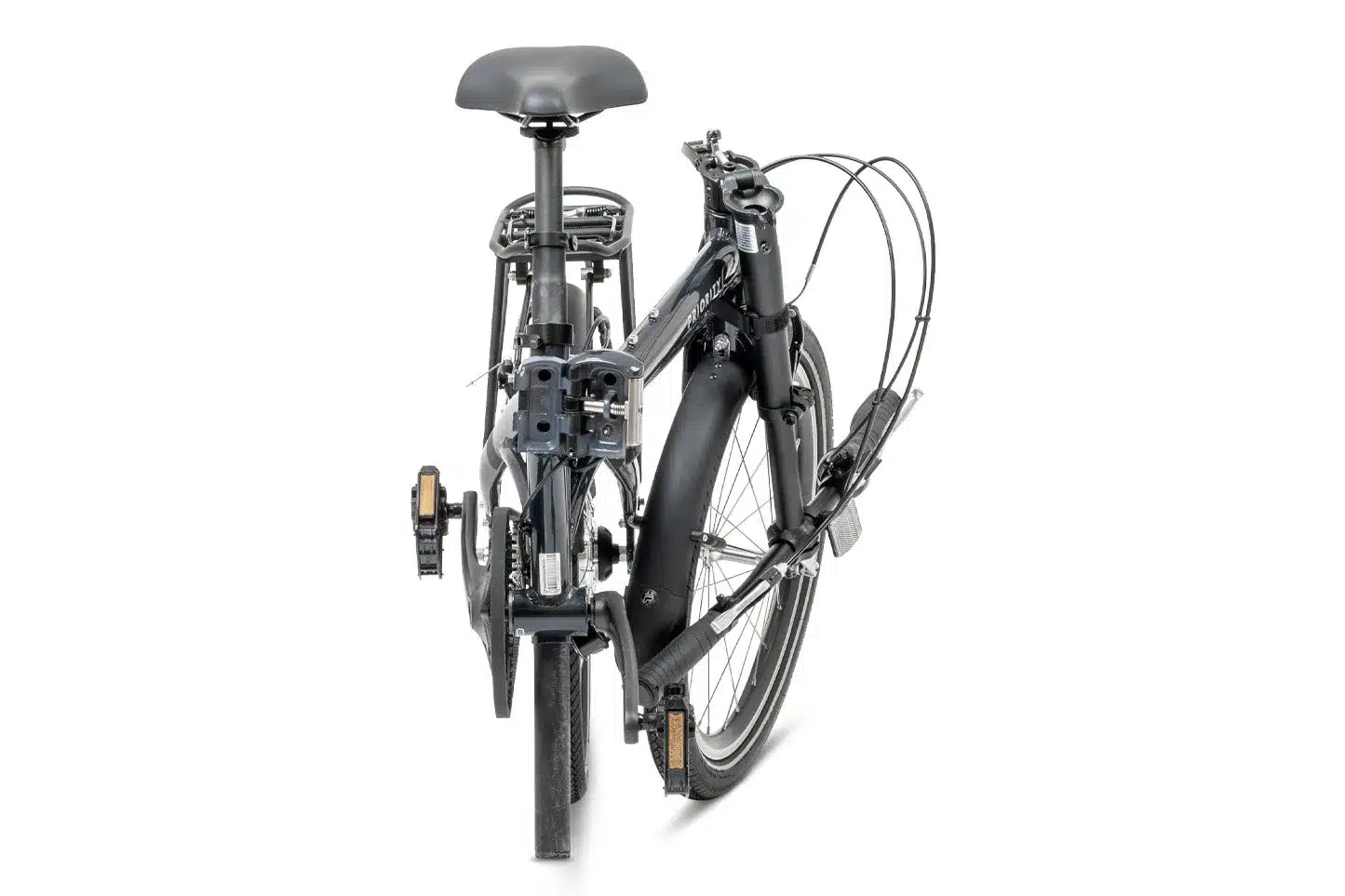 Detailansicht eines grauen Faltrades, das teilweise zusammengeklappt ist, mit Fokus auf die Pedale, den Rahmen und die Vorderradgabel.