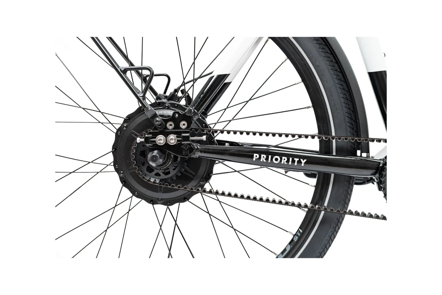 Detailansicht des Priority Skyline E-Bikes mit Fokus auf den Hinterradnabenmotor, das Pinion-Getriebe und den wartungsarmen Gates CDX Zahnriemen.