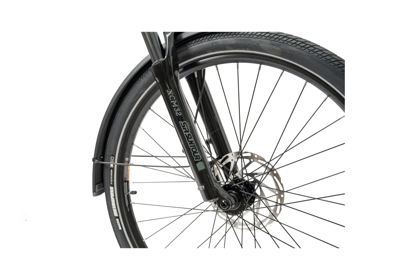 Nahaufnahme des Vorderrads eines E-Bikes mit Reifen, Schutzblech, SR Suntour Federgabel und Scheibenbremse.