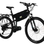 Schwarz lackiertes faltbares E-Bike des Modells Recon-M von HPC, das vorne und hinten mit Gepäckträgern ausgestattet ist und auf einem weißen Hintergrund steht.