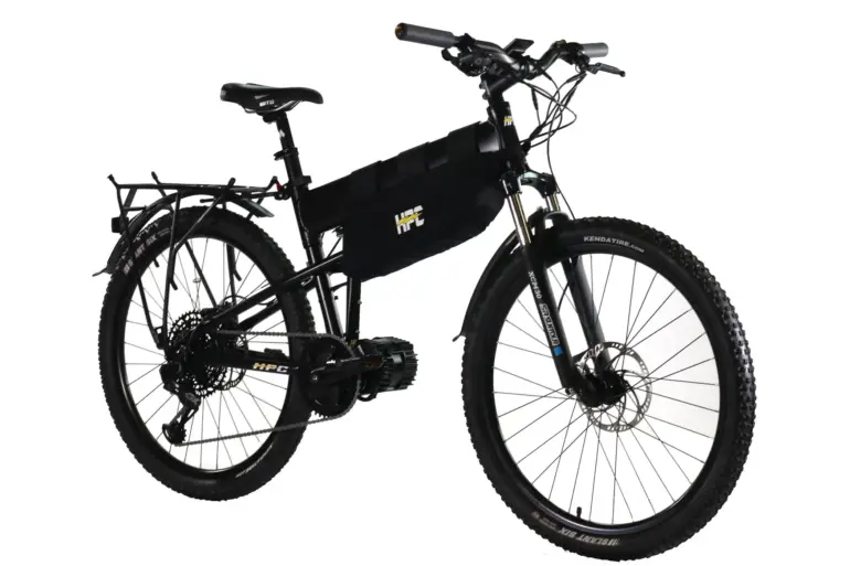 Schwarz lackiertes faltbares E-Bike des Modells Recon-M von HPC, das vorne und hinten mit Gepäckträgern ausgestattet ist und auf einem weißen Hintergrund steht.