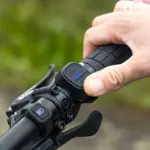 Hand bedient die SIGMA REMOTE ONE Fernbedienung am Fahrradlenker