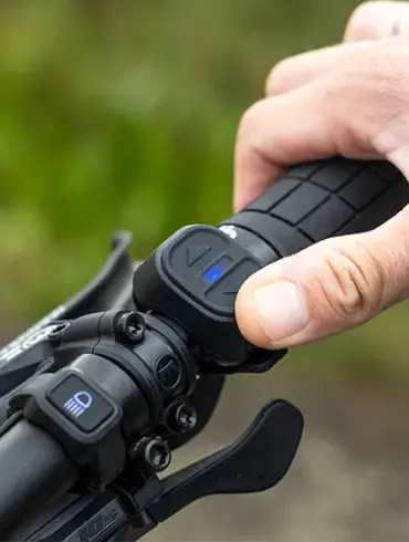 Hand bedient die SIGMA REMOTE ONE Fernbedienung am Fahrradlenker