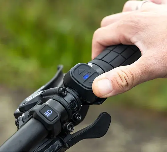 Hand bedient die SIGMA REMOTE ONE Fernbedienung am Fahrradlenker