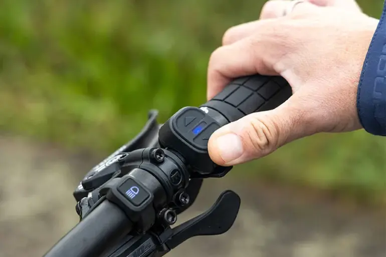 Hand bedient die SIGMA REMOTE ONE Fernbedienung am Fahrradlenker
