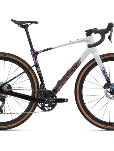 Giant Revolt Advanced 0 SE 2026 Gravelbike mit auffälliger SE-Lackierung, Shimano GRX RX-820-Komponenten und braunen Reifenflanken