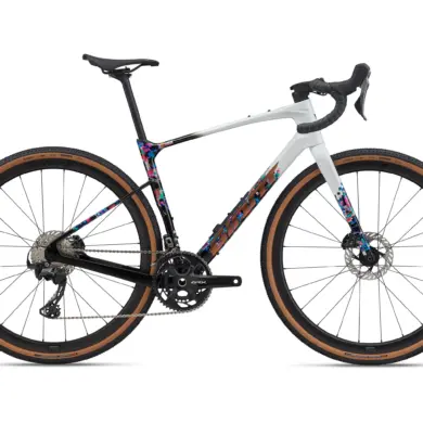 Giant Revolt Advanced 0 SE 2026 Gravelbike mit auffälliger SE-Lackierung, Shimano GRX RX-820-Komponenten und braunen Reifenflanken
