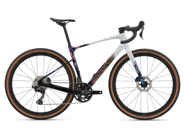 Giant Revolt Advanced 0 SE 2026 Gravelbike mit auffälliger SE-Lackierung, Shimano GRX RX-820-Komponenten und braunen Reifenflanken