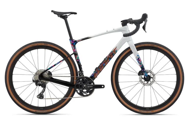 Giant Revolt Advanced 0 SE 2026 Gravelbike mit auffälliger SE-Lackierung, Shimano GRX RX-820-Komponenten und braunen Reifenflanken