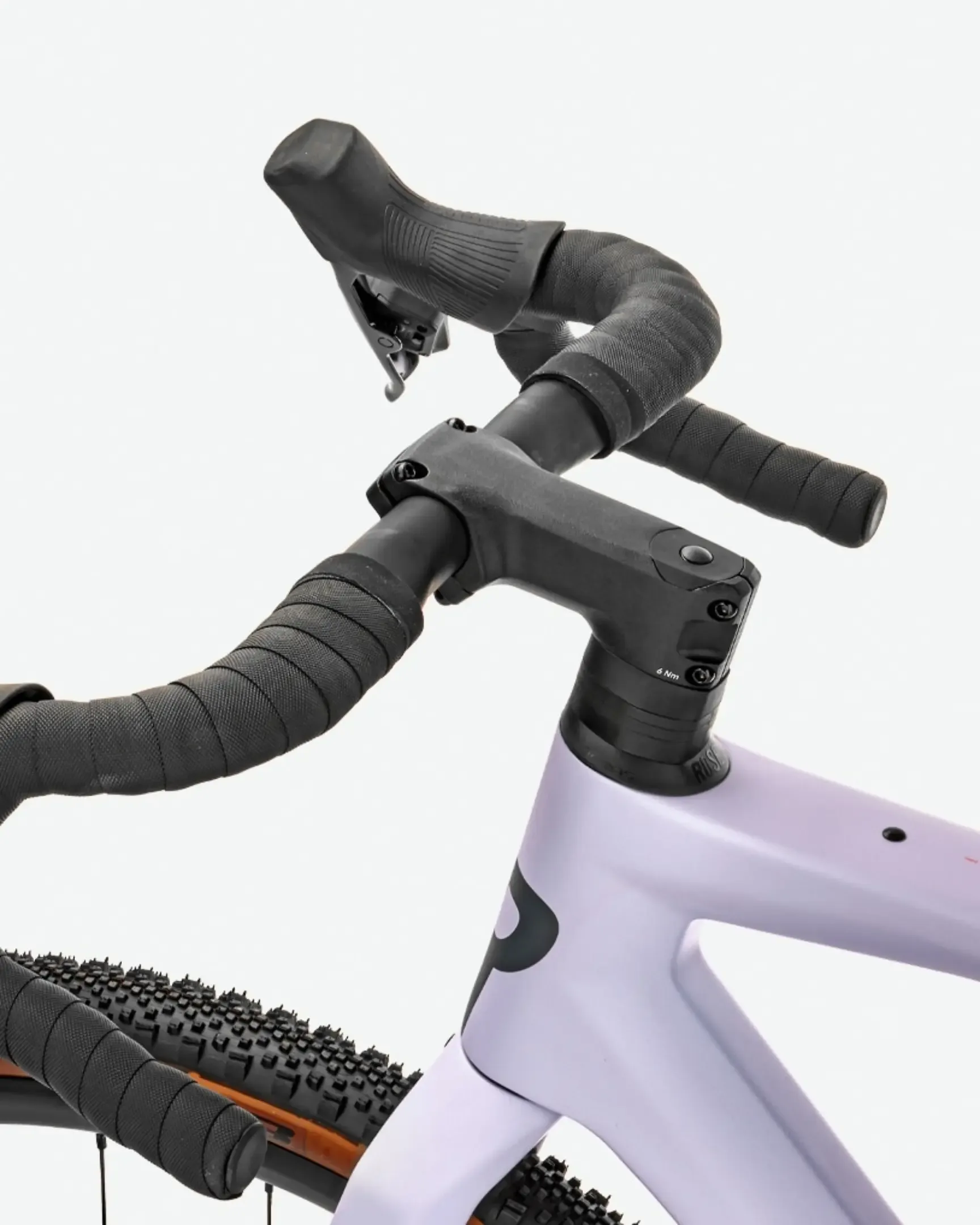 Nahaufnahme des Lenkers, Vorbaus und Vorderrads eines ROSE Backroad APEX AXS XPLR 1x12 Gravel-Bikes mit schwarzem Lenkerband und Stollenreifen