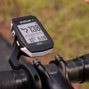 SIGMA ROX 11.1 EVO GPS-Trainingcomputer montiert am Fahrradlenker während der Fahrt