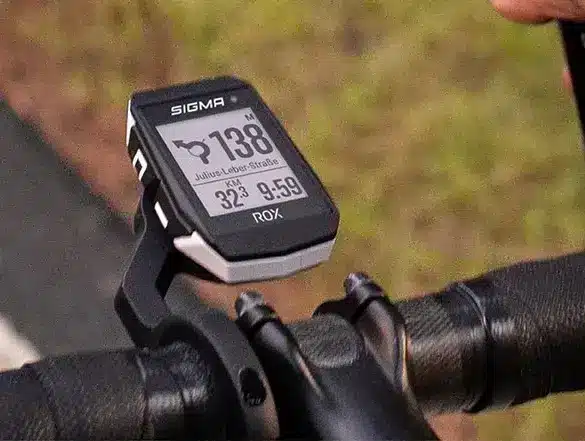 SIGMA ROX 11.1 EVO GPS-Trainingcomputer montiert am Fahrradlenker während der Fahrt