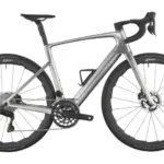 SCOTT Fastlane Premium E-Road-Bike in silberner Ausführung mit Carbonrahmen, Scheibenbremsen und Zipp-Laufrädern