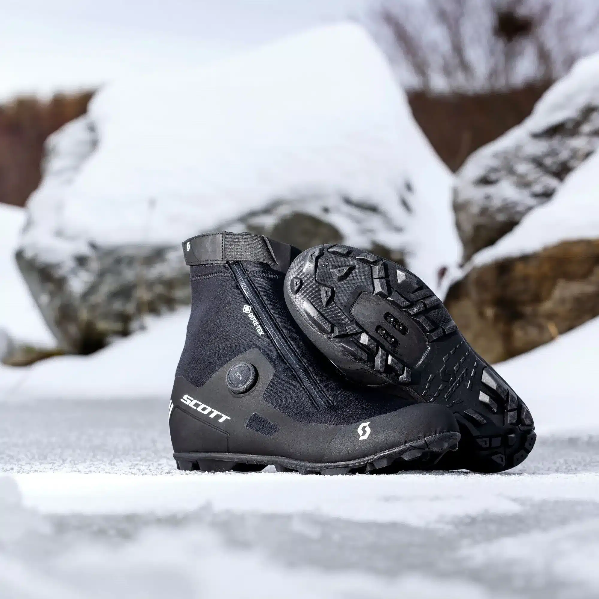SCOTT MTB Heater Schuh auf verschneitem Untergrund mit sichtbarer Profilsohle