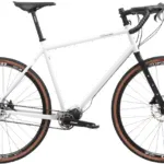 Silbernes Scrambler Xplore GT II 28 Gravelbike mit Pinion-Getriebe und Carbongabel, isoliert auf weißem Hintergrund.