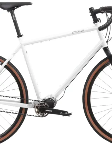 Silbernes Scrambler Xplore GT II 28 Gravelbike mit Pinion-Getriebe und Carbongabel, isoliert auf weißem Hintergrund.