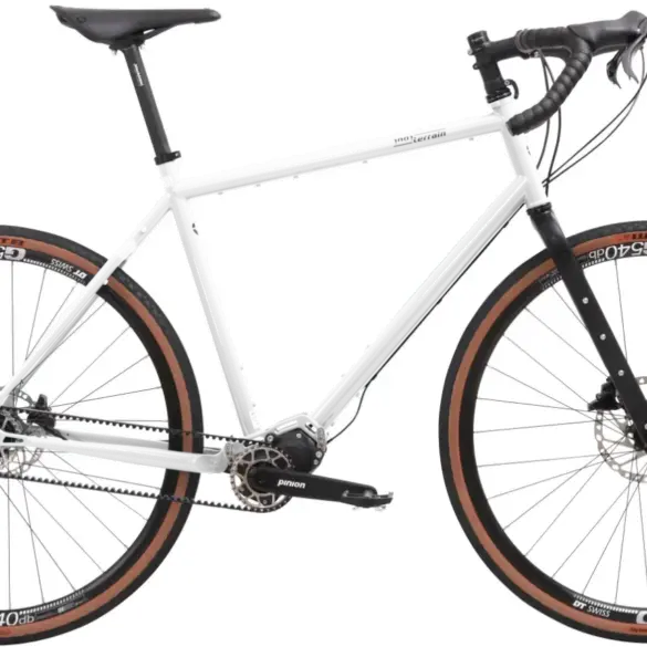 Silbernes Scrambler Xplore GT II 28 Gravelbike mit Pinion-Getriebe und Carbongabel, isoliert auf weißem Hintergrund.