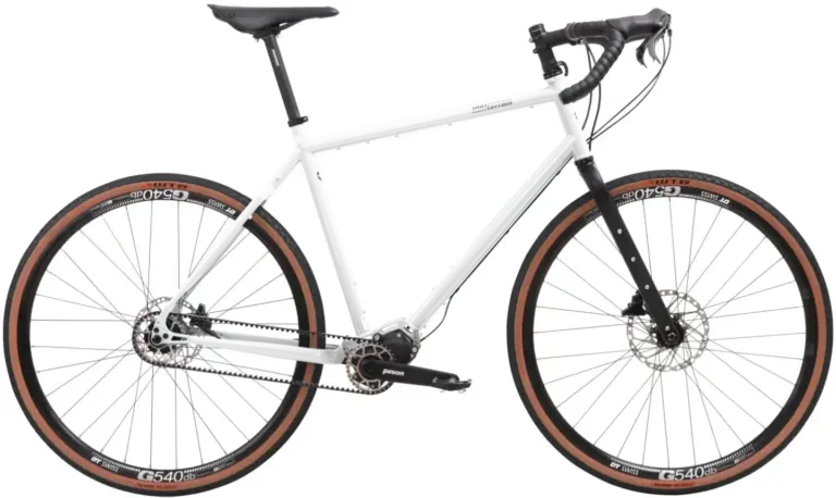 Silbernes Scrambler Xplore GT II 28 Gravelbike mit Pinion-Getriebe und Carbongabel, isoliert auf weißem Hintergrund.