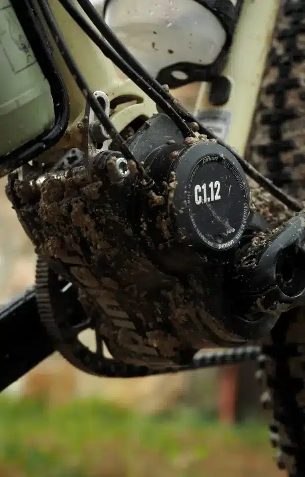 Nahaufnahme des Pinion C1.12 Getriebes an einem schlammigen Fahrrad, das Scrambler Xplore GT II 28.