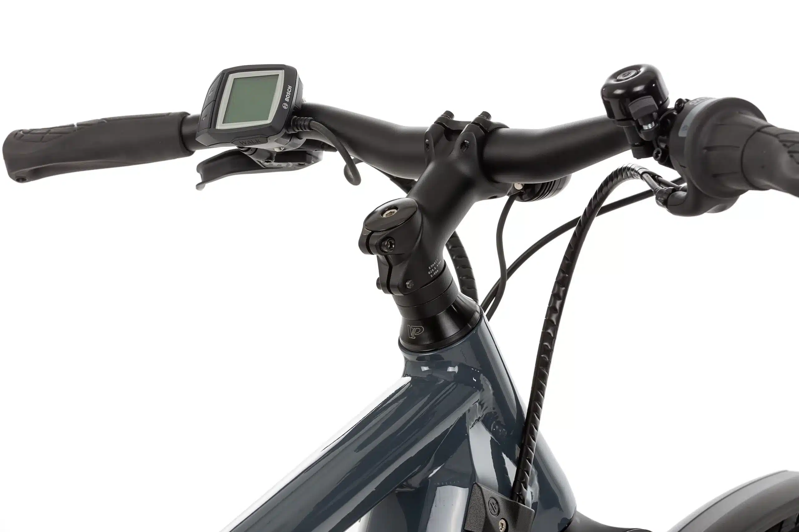 Cockpitansicht eines grauen SD3 URBAN E-Bikes mit schwarzem Lenker, Bosch Purion Display, Bremshebeln und Klingel.
