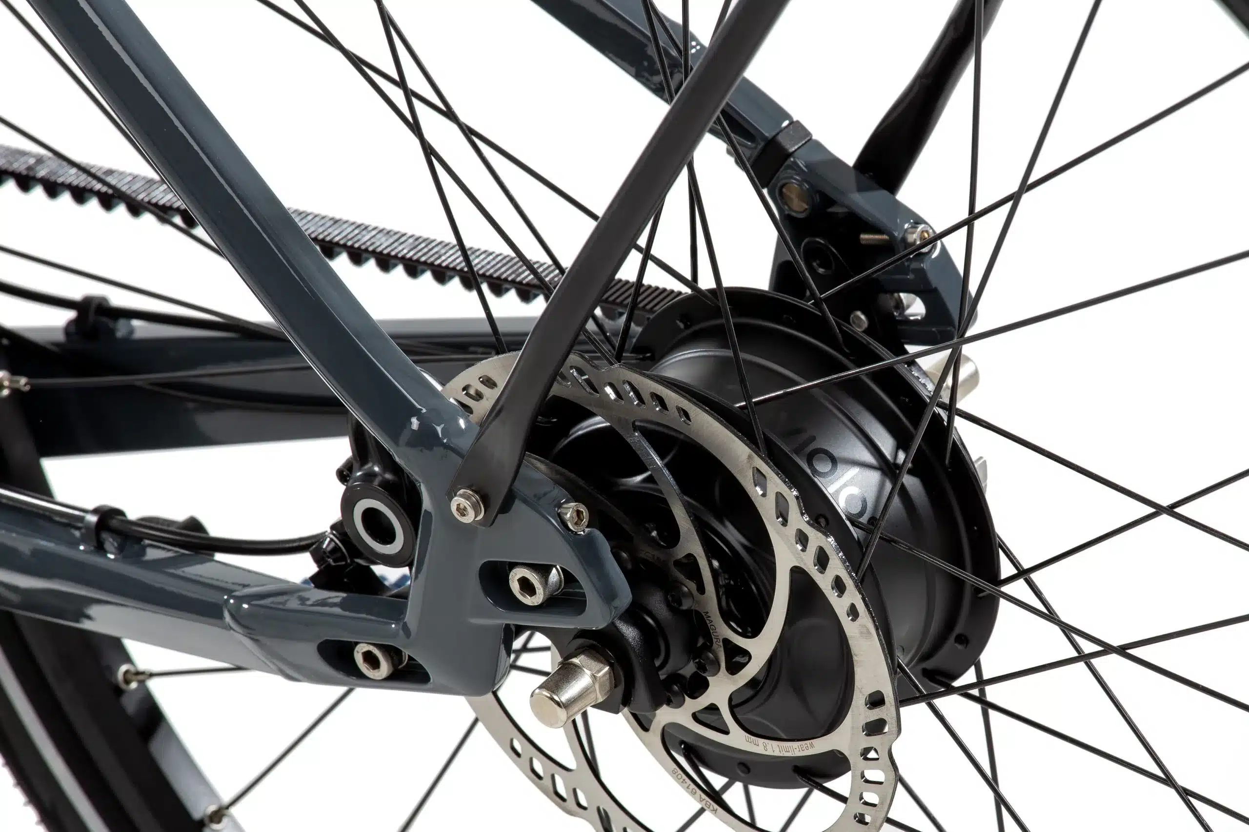 Detailansicht des Hinterrads eines grauen SD3 URBAN E-Bikes, fokussiert auf den Gates Carbon Drive Riemenantrieb und die Enviolo CVP TR Nabenschaltung.