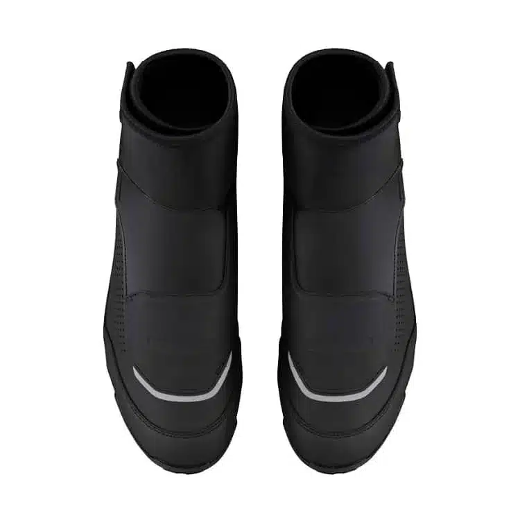 Zwei schwarze Shimano SH-MW502 Winterschuhe von oben fotografiert, mit hohem Schaft und reflektierenden Details