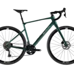 Profilansicht eines dunkelgrünen SIMPLON GRID :eLight E-Gravelbikes mit dem Schriftzug "SIMPLON" auf dem Rahmen.