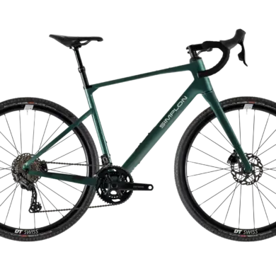 Profilansicht eines dunkelgrünen SIMPLON GRID :eLight E-Gravelbikes mit dem Schriftzug "SIMPLON" auf dem Rahmen.