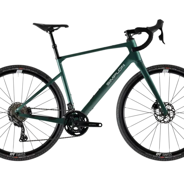 Profilansicht eines dunkelgrünen SIMPLON GRID :eLight E-Gravelbikes mit dem Schriftzug "SIMPLON" auf dem Rahmen.