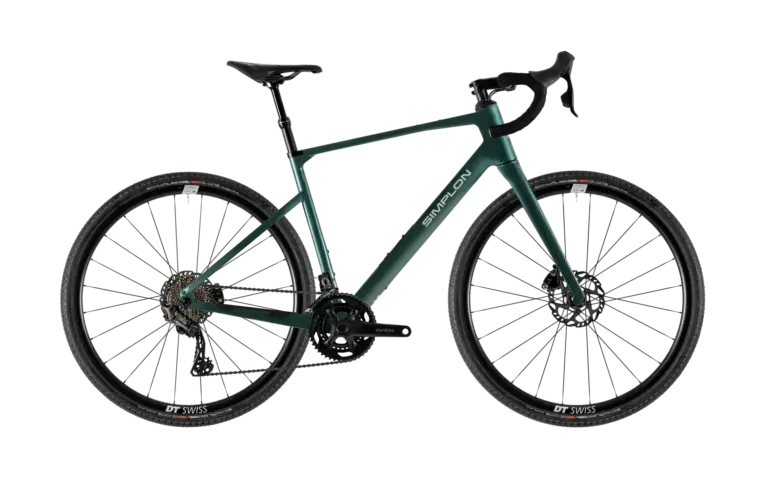 Profilansicht eines dunkelgrünen SIMPLON GRID :eLight E-Gravelbikes mit dem Schriftzug "SIMPLON" auf dem Rahmen.