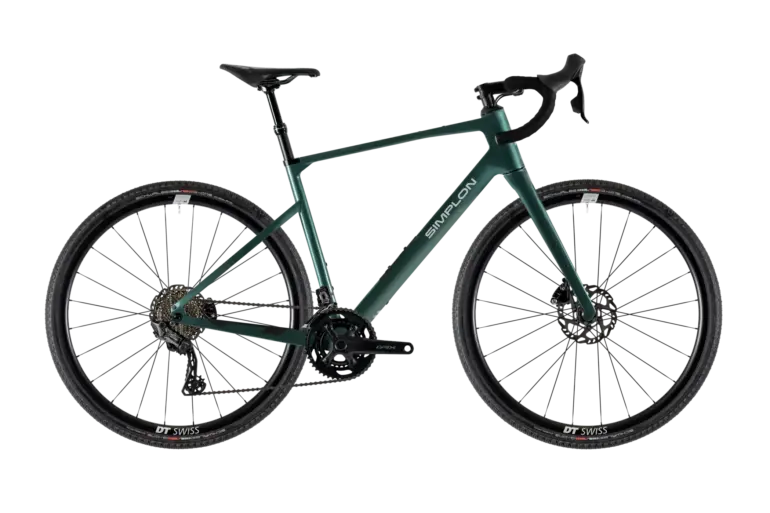 Profilansicht eines dunkelgrünen SIMPLON GRID :eLight E-Gravelbikes mit dem Schriftzug "SIMPLON" auf dem Rahmen.