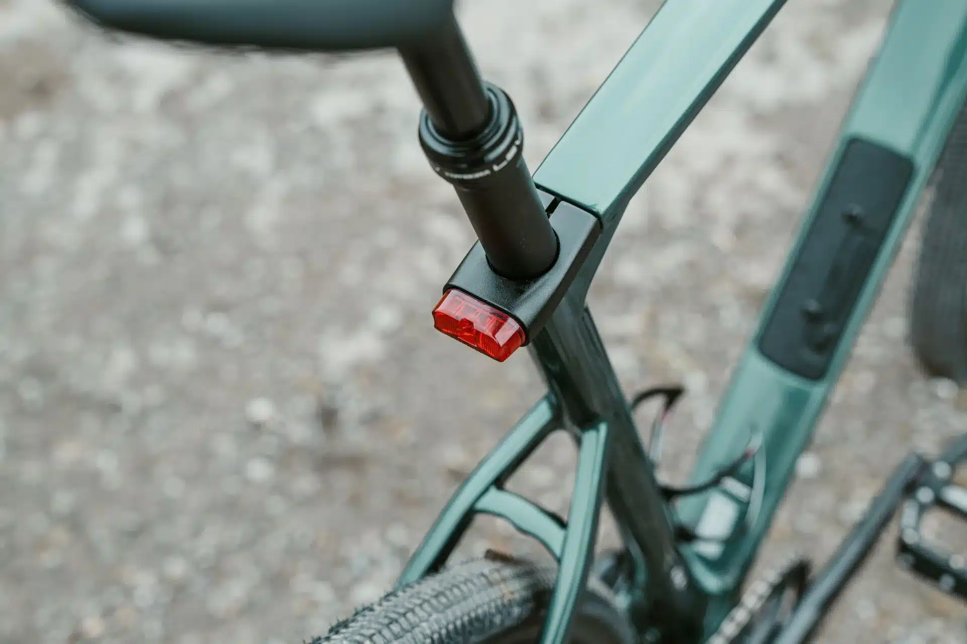 Nahaufnahme der integrierten roten Rückleuchte eines SIMPLON GRID :eLight E-Gravelbikes, montiert an der Unterseite des Sitzrohrs.