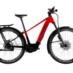Rotes Simplon Sengo e SUV E-Bike mit integriertem Bosch-Antrieb, Federgabel und Gepäckträger.