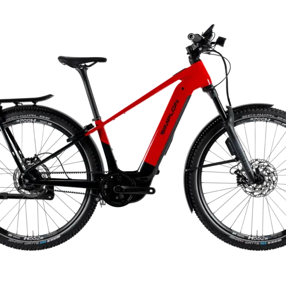 Rotes Simplon Sengo e SUV E-Bike mit integriertem Bosch-Antrieb, Federgabel und Gepäckträger.
