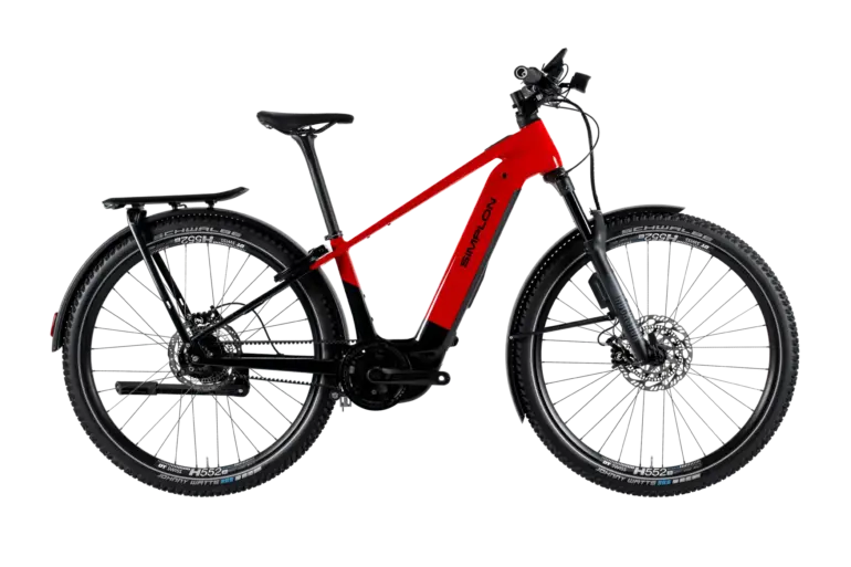 Rotes Simplon Sengo e SUV E-Bike mit integriertem Bosch-Antrieb, Federgabel und Gepäckträger.