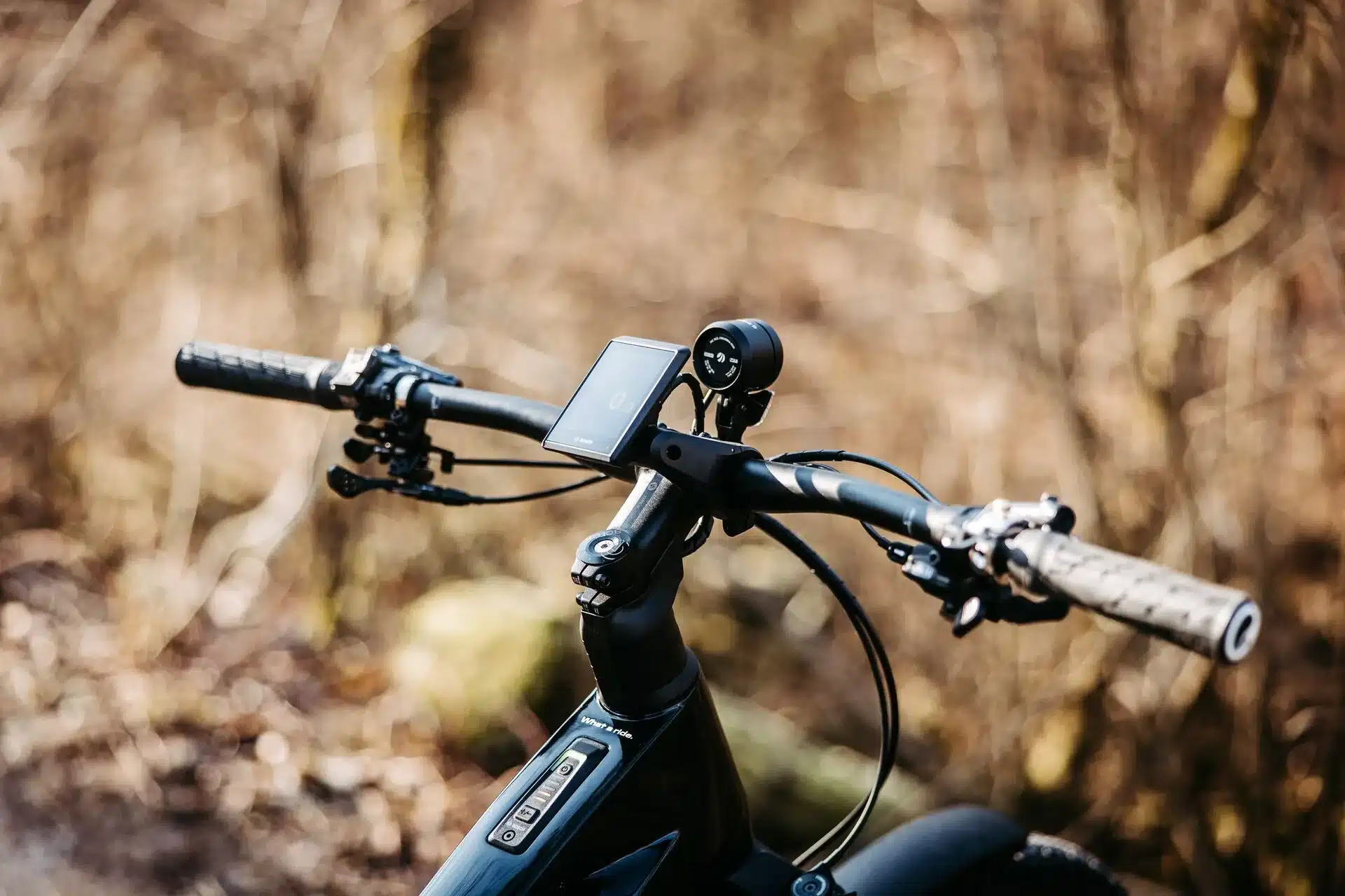 Close-up des Lenkers eines Simplon Sengo e E-Bikes mit montiertem Bosch Purion 400 Display und integriertem Bosch System Controller.