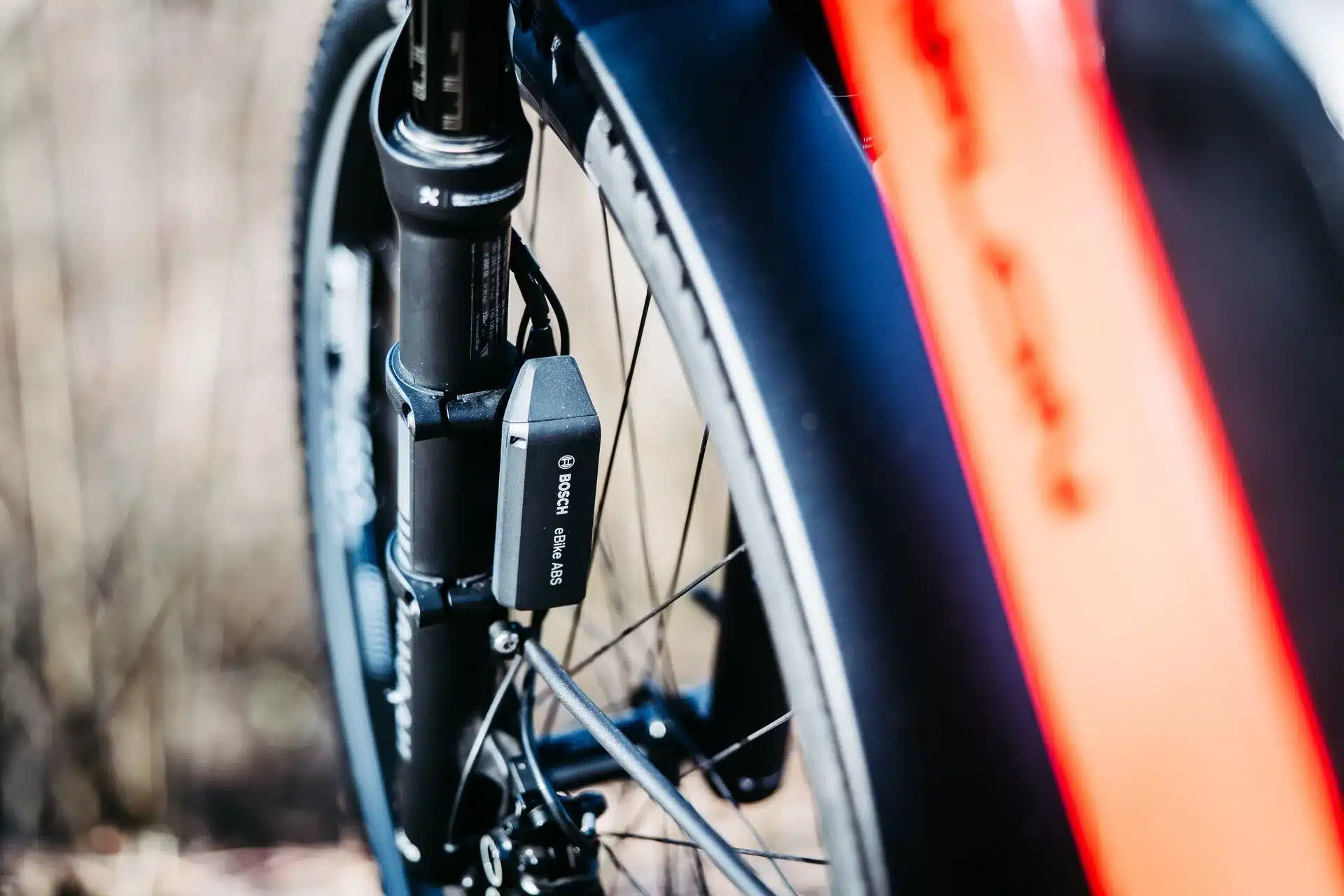 Detailaufnahme des Vorderrads eines Simplon Sengo e Fahrrads mit Fokus auf die Bosch eBike ABS-Technologie und die Federgabel.