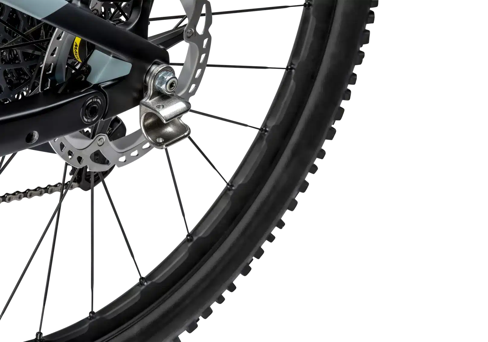 Detailansicht des Hinterrads eines SIMPLON Stomp SUV :e E-Mountainbikes mit Fokus auf die Scheibenbremse und Antriebskette.