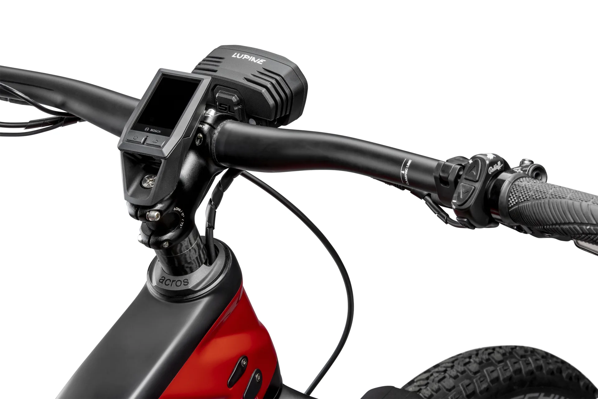 Nahaufnahme des Lenkers eines roten und schwarzen E-Mountainbikes mit einem zentral montierten Bosch Display, einer Lupine Leuchte und einer Bedieneinheit für die elektrische Unterstützung.