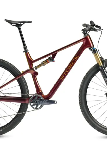 Storck Adrenalin.2 Pro Mountainbike, Fully-Carbonrahmen, Farbe Indian Summer, mit Fox Gabel und DT Swiss Laufrädern, von vorne links im Studio fotografiert.