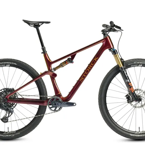 Storck Adrenalin.2 Pro Mountainbike, Fully-Carbonrahmen, Farbe Indian Summer, mit Fox Gabel und DT Swiss Laufrädern, von vorne links im Studio fotografiert.